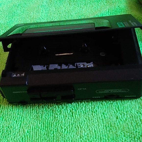 GE 3-5366A Portable Cassette Player - Picture 7 of 9